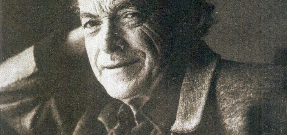 Aniellantonio Mascolo in posa per una fotografia. Guarda in macchina sorridendo